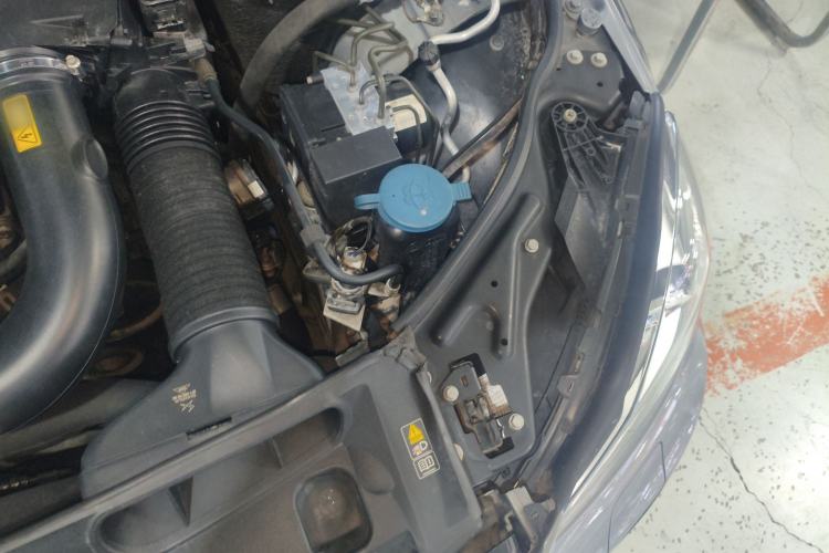Used Mercedes-Benz C-Class 2011 C 200 Luxury Sport Touring Edition Engine Bay Left