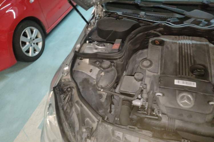 Used Mercedes-Benz C-Class 2011 C 200 CGI Elegant Model Engine Bay Right