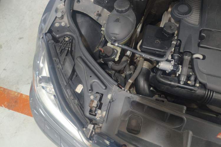 Used Mercedes-Benz C-Class 2011 C 200 Luxury Sport Touring Edition Engine Bay Right