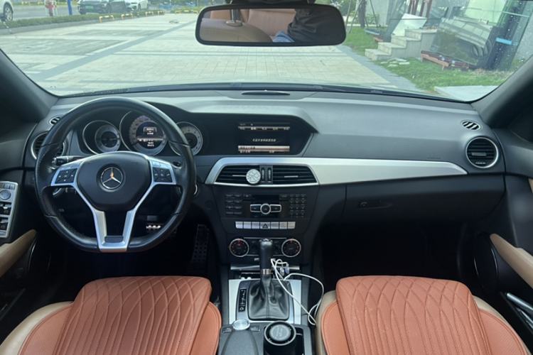 Used Mercedes-Benz C-Class 2011 C 200 Luxury Sport Touring Edition Interior 3