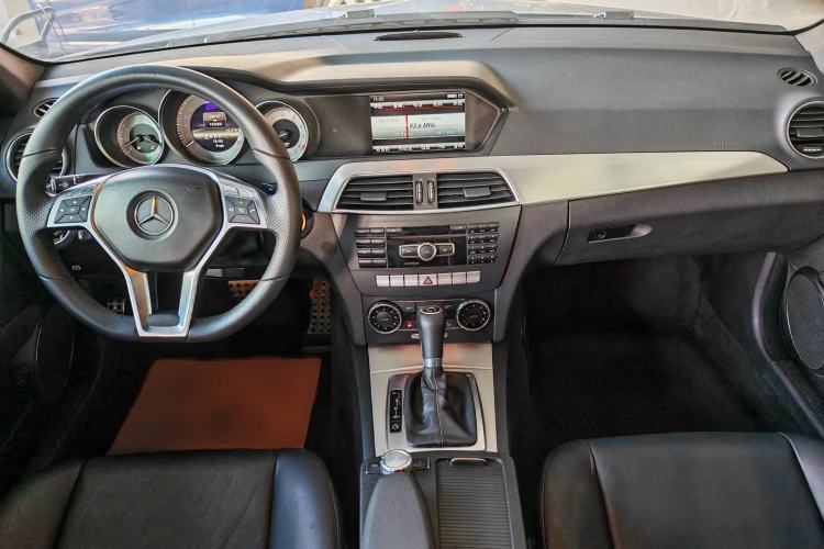Used Mercedes-Benz C-Class 2011 C 200 Luxury Sport Touring Edition Interior 5