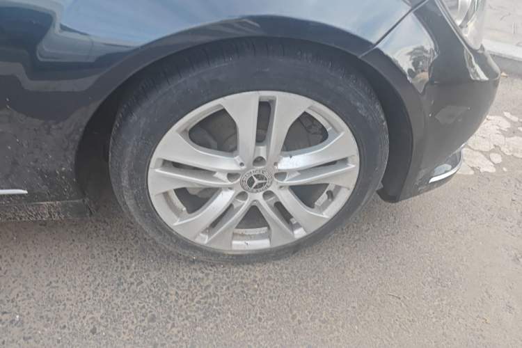 Used Mercedes-Benz C-Class 2011 C 200 CGI Fashion Model Right Front Wheel Hub