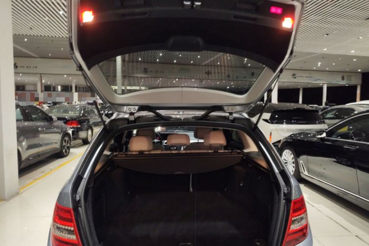 Used Mercedes-Benz C-Class 2011 C 200 Fashion Travel Edition Trunk