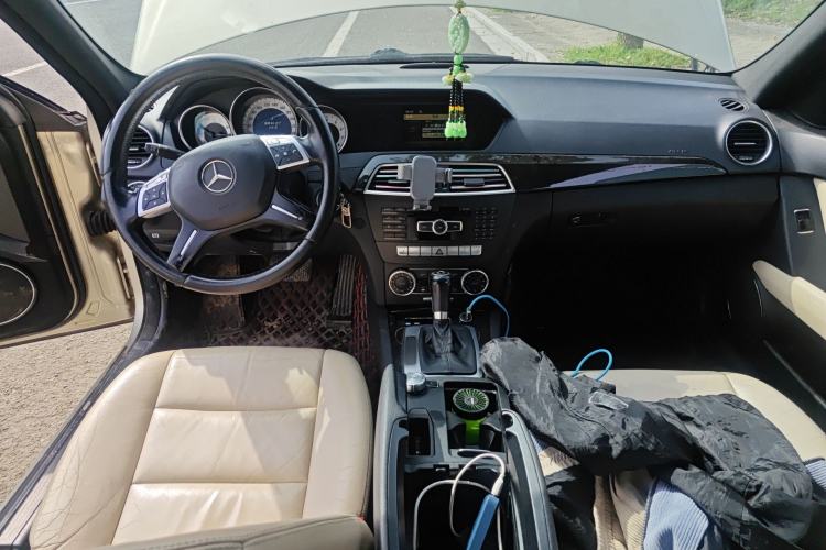 Used Mercedes-Benz C-Class 2011 C 200 CGI Fashion Model Center Console