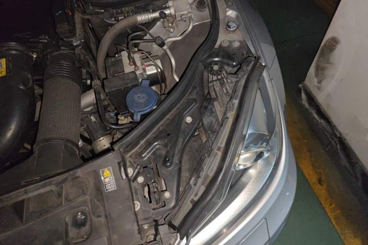 Used Mercedes-Benz C-Class 2011 C 200 CGI Fashion Model Engine Bay Left