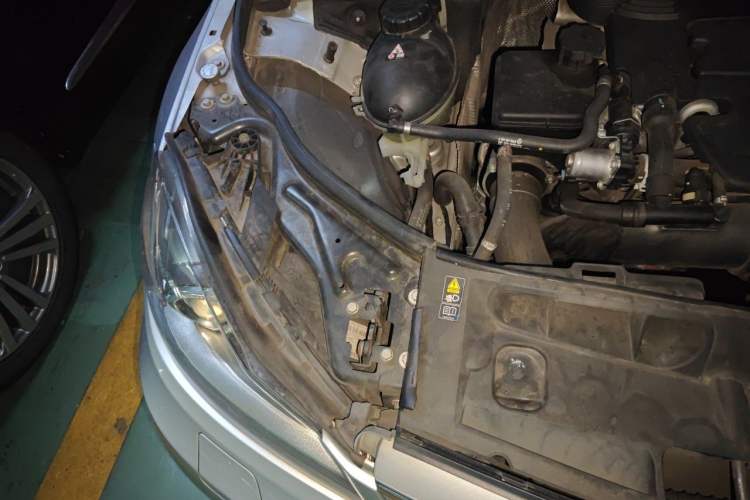 Used Mercedes-Benz C-Class 2011 C 200 CGI Fashion Model Engine Bay Right