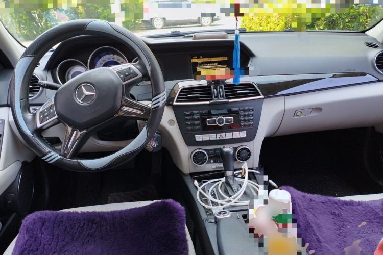 Used Mercedes-Benz C-Class 2011 C 200 CGI Fashion Model Center Console