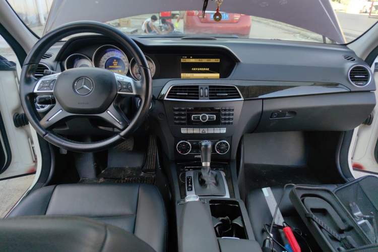 Used Mercedes-Benz C-Class 2011 C 300 Fashion Model Center Console