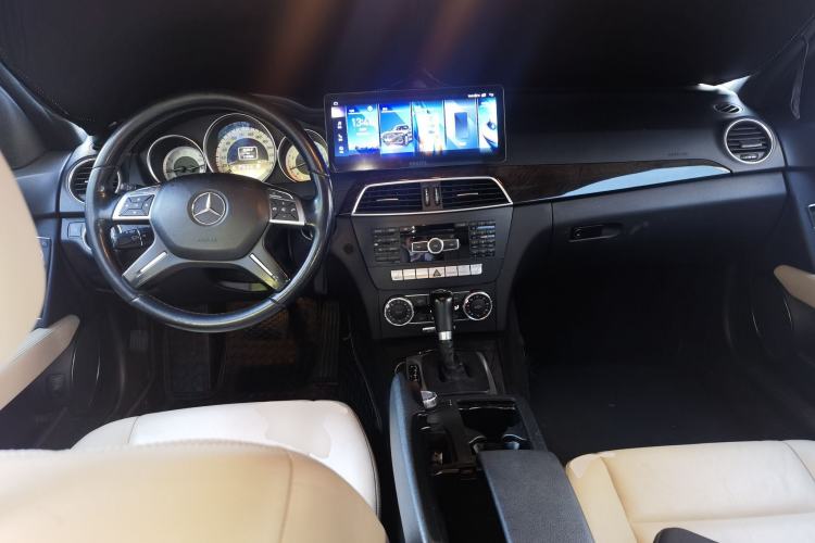 Used Mercedes-Benz C-Class 2011 C 200 CGI Fashion Model Center Console