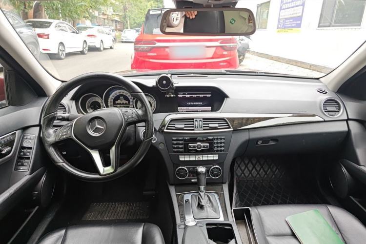 Used Mercedes-Benz C-Class 2011 C 300 Fashion Model Center Console