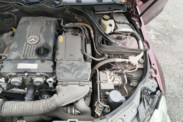 Used Mercedes-Benz C-Class 2011 C 180K Classic model Engine Bay Left