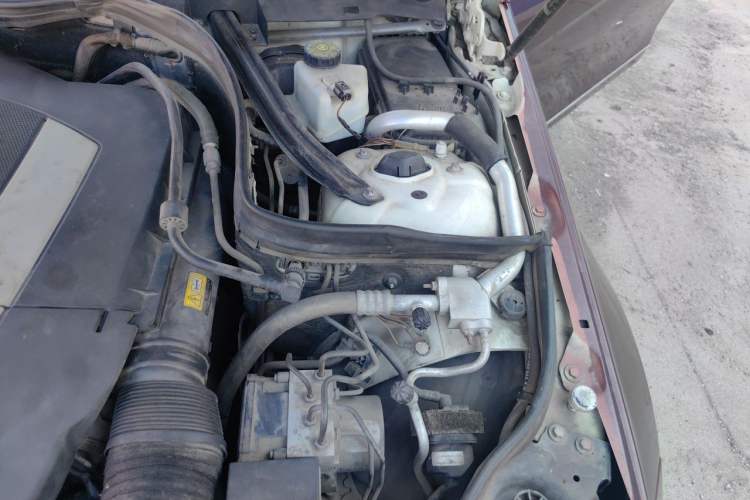 Used Mercedes-Benz C-Class 2011 C 300 Fashion Model Engine Bay Left