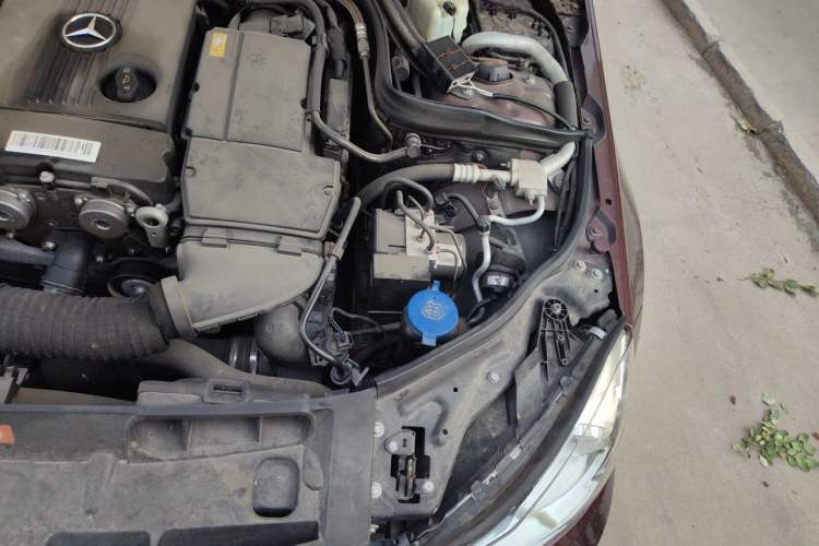 Used Mercedes-Benz C-Class 2011 C 180K Classic model Engine Bay Left