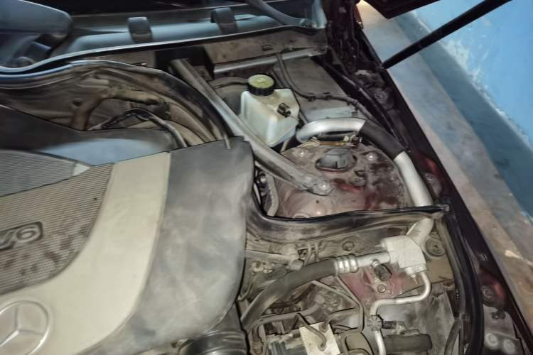 Used Mercedes-Benz C-Class 2011 C 300 Fashion Model Engine Bay Left