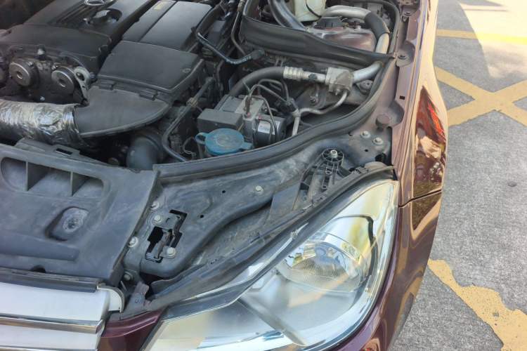 Used Mercedes-Benz C-Class 2011 C 180K Classic model Engine Bay Left