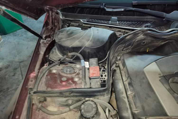 Used Mercedes-Benz C-Class 2011 C 300 Fashion Model Engine Bay Right