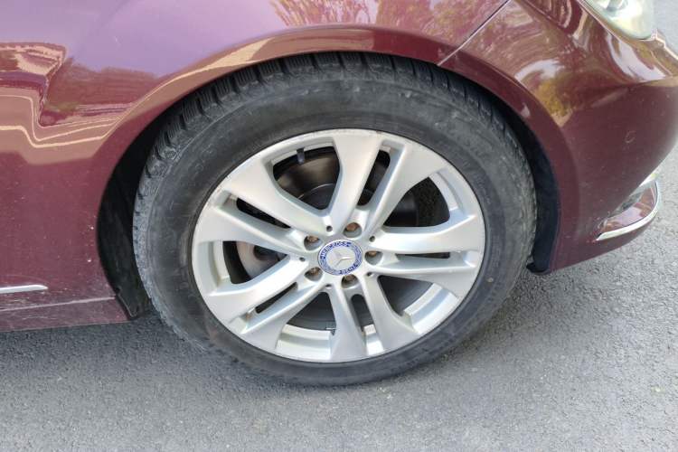 Used Mercedes-Benz C-Class 2011 C 200 CGI Fashion Model Right Front Wheel Hub