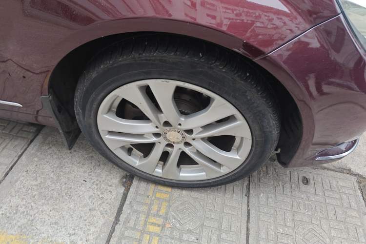 Used Mercedes-Benz C-Class 2011 C 200 CGI Fashion Model Right Front Wheel Hub