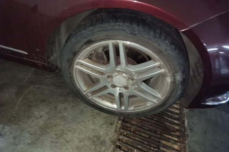 Used Mercedes-Benz C-Class 2011 C 300 Fashion Model Right Front Wheel Hub