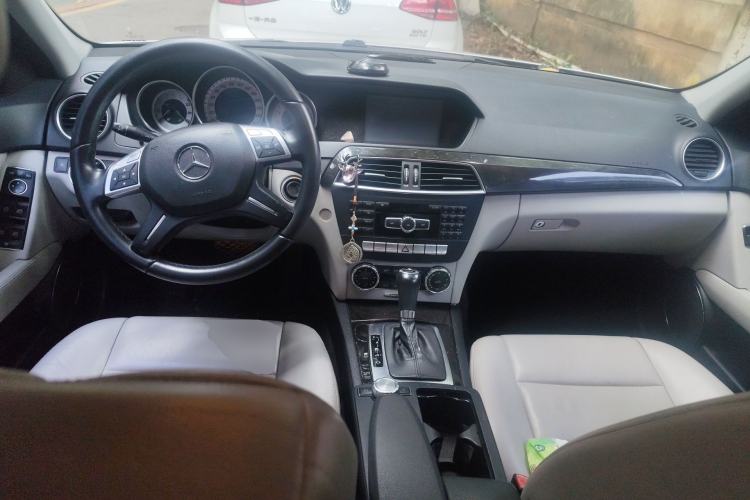Used Mercedes-Benz C-Class 2011 C 200 CGI Fashion Model Center Console