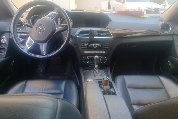 Used Mercedes-Benz C-Class 2011 C 200 CGI Fashion Model Center Console