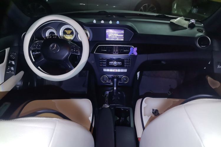 Used Mercedes-Benz C-Class 2011 C 200 CGI Fashion Model Center Console