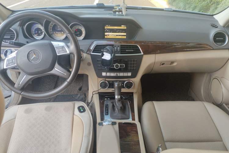 Used Mercedes-Benz C-Class 2011 C 200 CGI Elegant Model Center Console