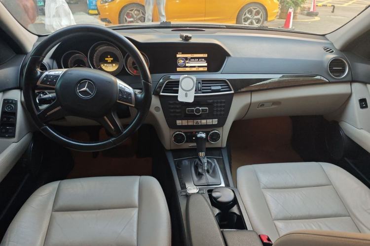 Used Mercedes-Benz C-Class 2011 C 200 CGI Fashion Model Center Console