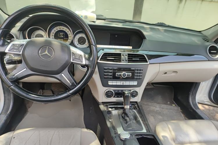 Used Mercedes-Benz C-Class 2011 C 200 CGI Fashion Model Center Console