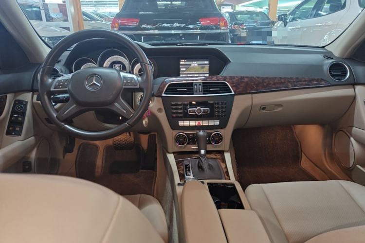 Used Mercedes-Benz C-Class 2011 C 200 CGI Elegant Model Center Console