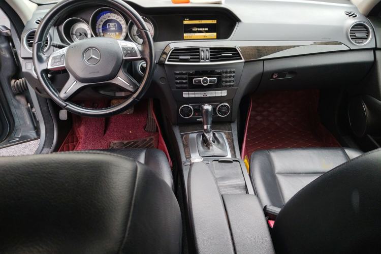 Used Mercedes-Benz C-Class 2011 C 200 CGI Fashion Model Center Console