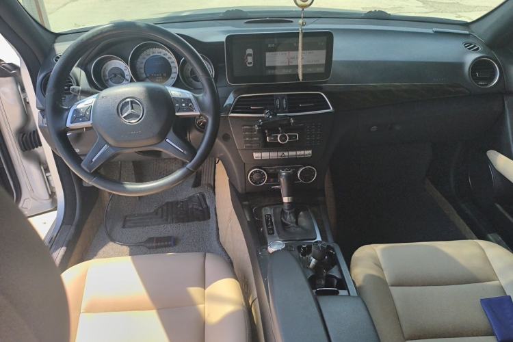 Used Mercedes-Benz C-Class 2011 C 200 CGI Fashion Model Center Console
