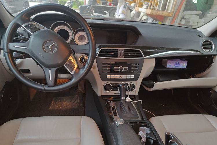 Used Mercedes-Benz C-Class 2011 C 200 CGI Fashion Model Center Console