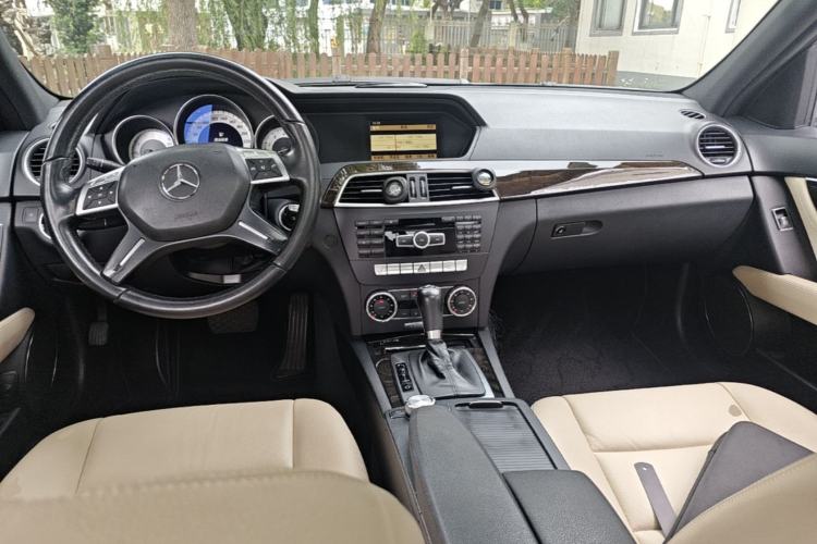 Used Mercedes-Benz C-Class 2011 C 200 CGI Fashion Model Center Console