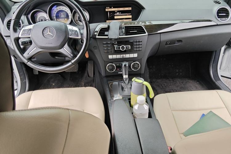Used Mercedes-Benz C-Class 2011 C 300 Fashion Model Center Console