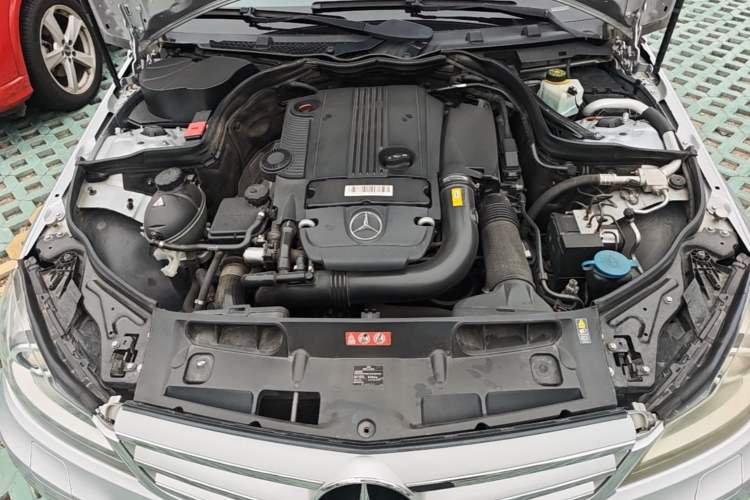 Used Mercedes-Benz C-Class 2011 C 200 CGI Elegant Model Engine Bay