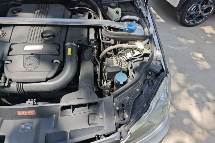 Used Mercedes-Benz C-Class 2011 C 200 CGI Elegant Model Engine Bay Left