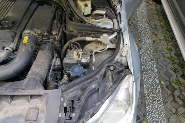 Used Mercedes-Benz C-Class 2011 C 200 CGI Elegant Model Engine Bay Left