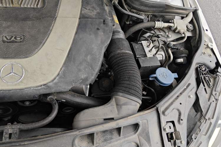 Used Mercedes-Benz C-Class 2011 C 300 Fashion Model Engine Bay Left