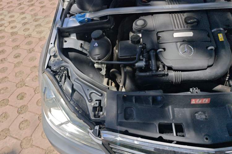 Used Mercedes-Benz C-Class 2011 C 200 CGI Elegant Model Engine Bay Right
