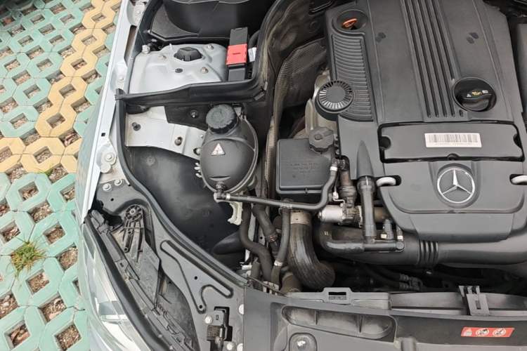 Used Mercedes-Benz C-Class 2011 C 200 CGI Elegant Model Engine Bay Right