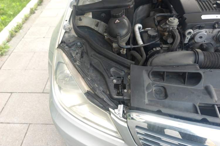Used Mercedes-Benz C-Class 2011 C 180K Classic model Engine Bay Right