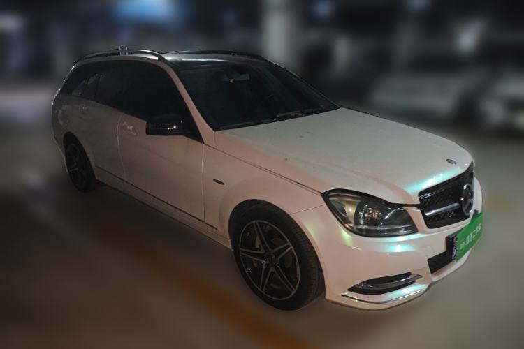 Used Mercedes-Benz C-Class 2011 C 200 Fashion Travel Edition Front Right 45 Deg