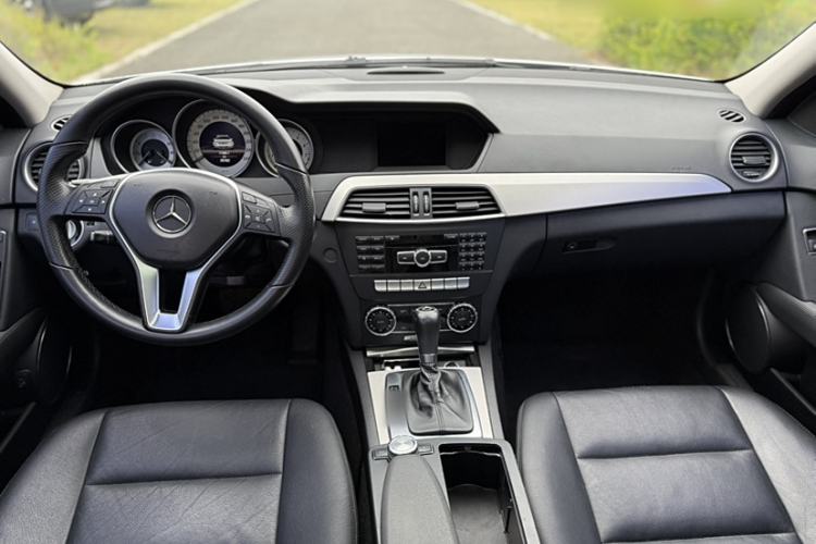 Used Mercedes-Benz C-Class 2011 C 200 Fashion Travel Edition Interior 3
