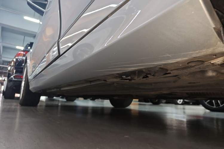 Used Mercedes-Benz C-Class 2011 C 200 CGI Elegant Model Left Side Sill