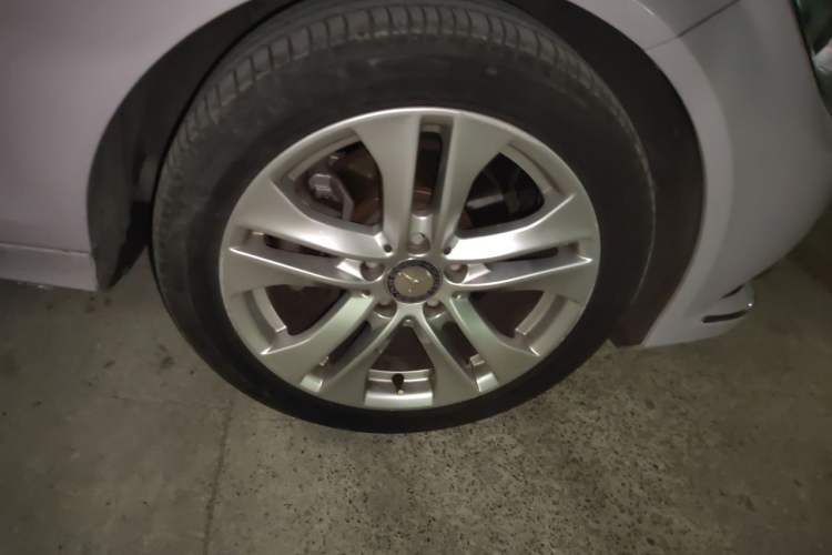 Used Mercedes-Benz C-Class 2011 C 200 CGI Fashion Model Right Front Wheel Hub