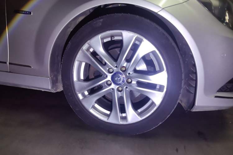 Used Mercedes-Benz C-Class 2011 C 200 CGI Fashion Model Right Front Wheel Hub