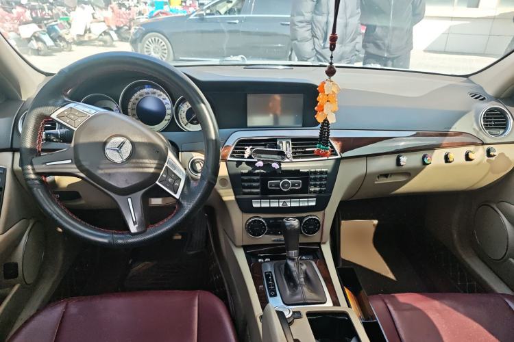 Used Mercedes-Benz C-Class 2011 C 260 CGI Fashion Model Center Console