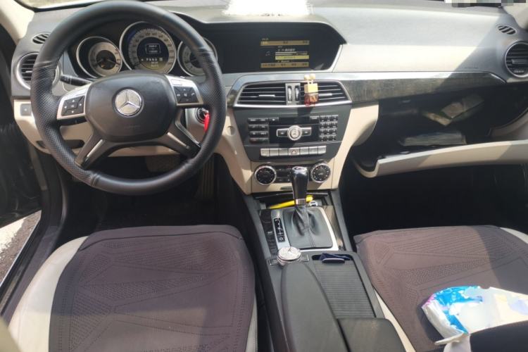 Used Mercedes-Benz C-Class 2011 C 200 CGI Fashion Model Center Console