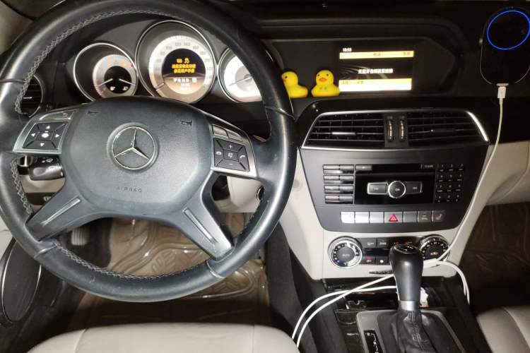Used Mercedes-Benz C-Class 2011 C 200 CGI Fashion Model Center Console